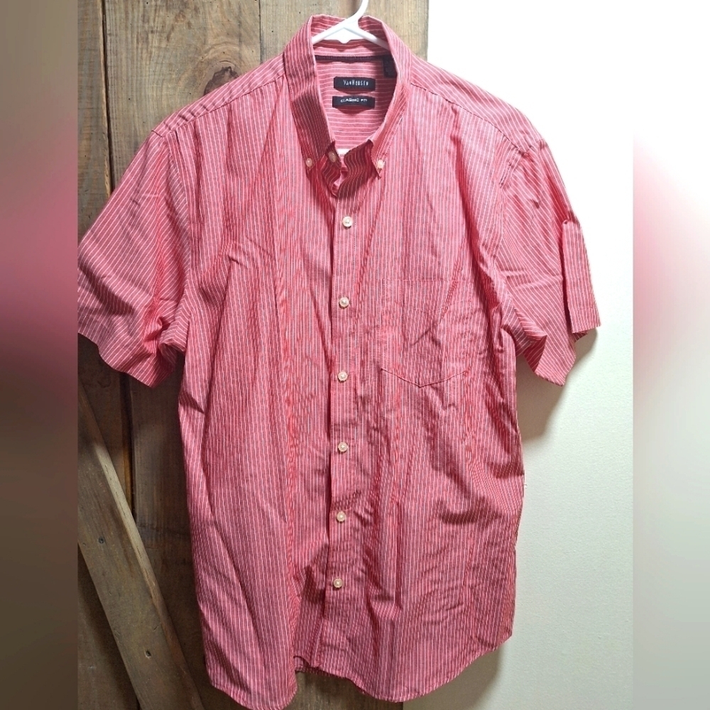 A Van Heusen Classic Fit short sleeve button-down shirt in a men's size medium
